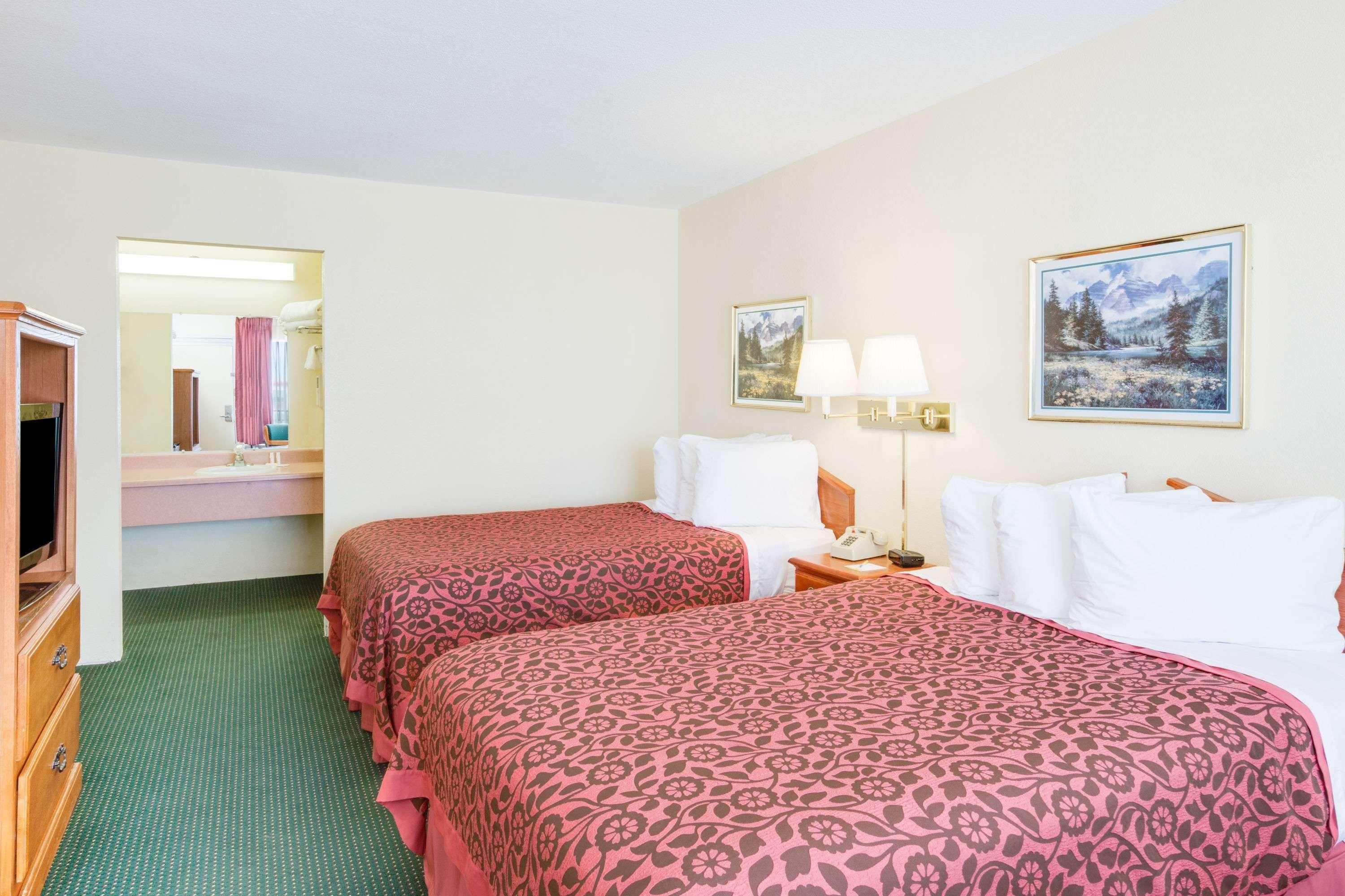 Days Inn By Wyndham Newport Extérieur photo
