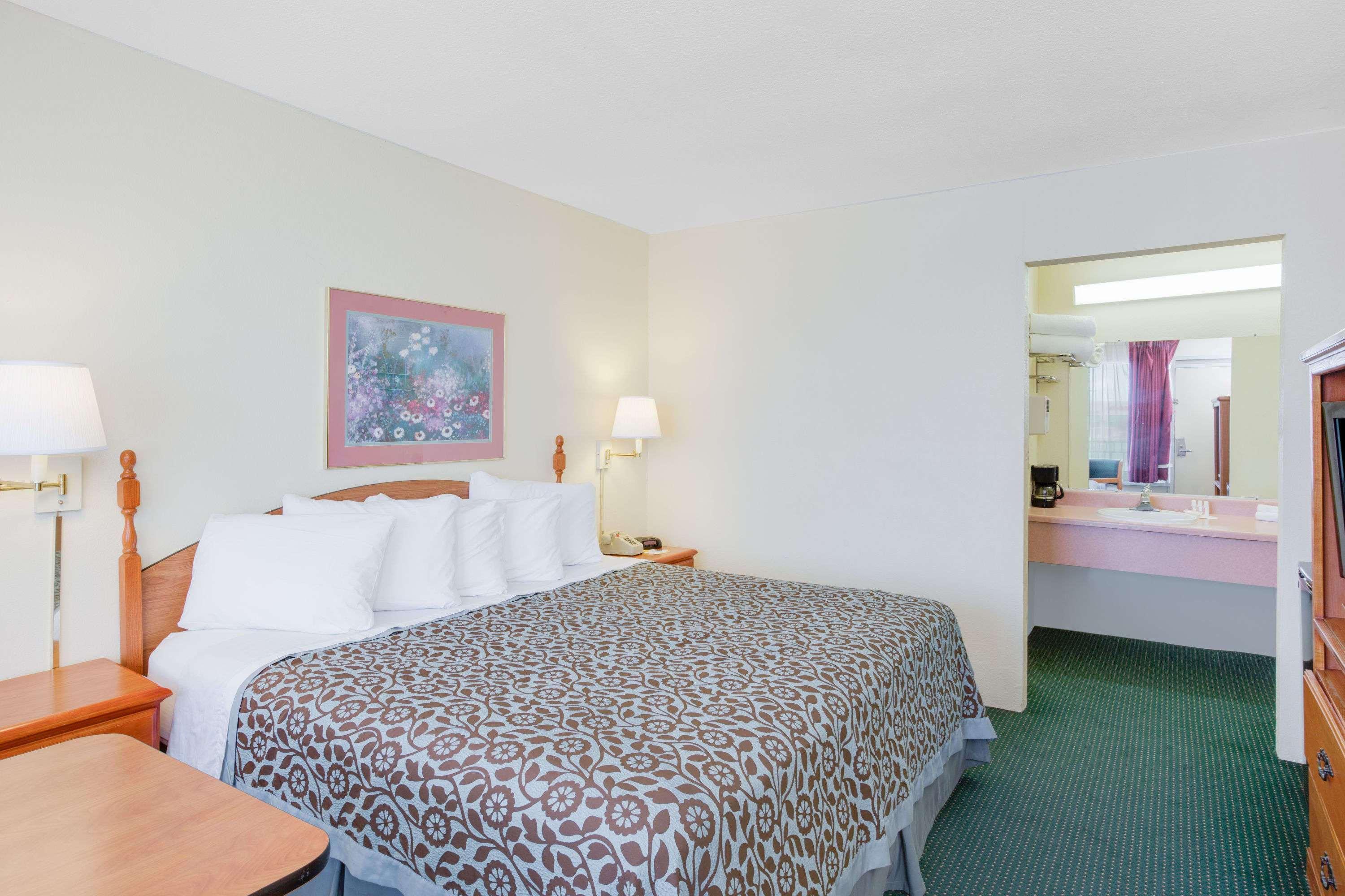 Days Inn By Wyndham Newport Extérieur photo