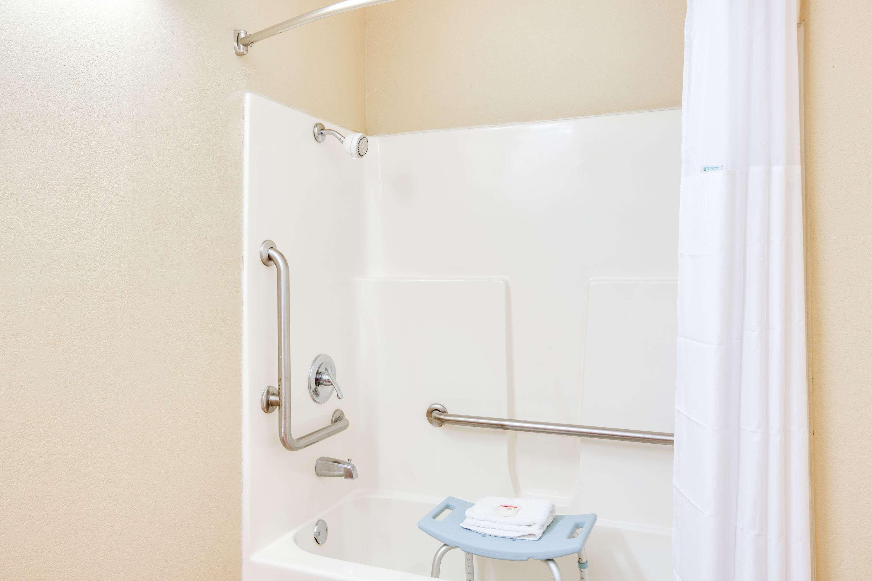 Days Inn By Wyndham Newport Extérieur photo