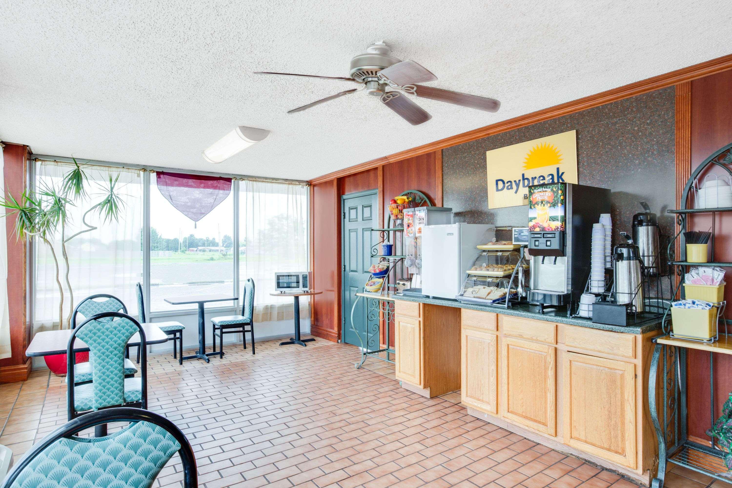 Days Inn By Wyndham Newport Extérieur photo