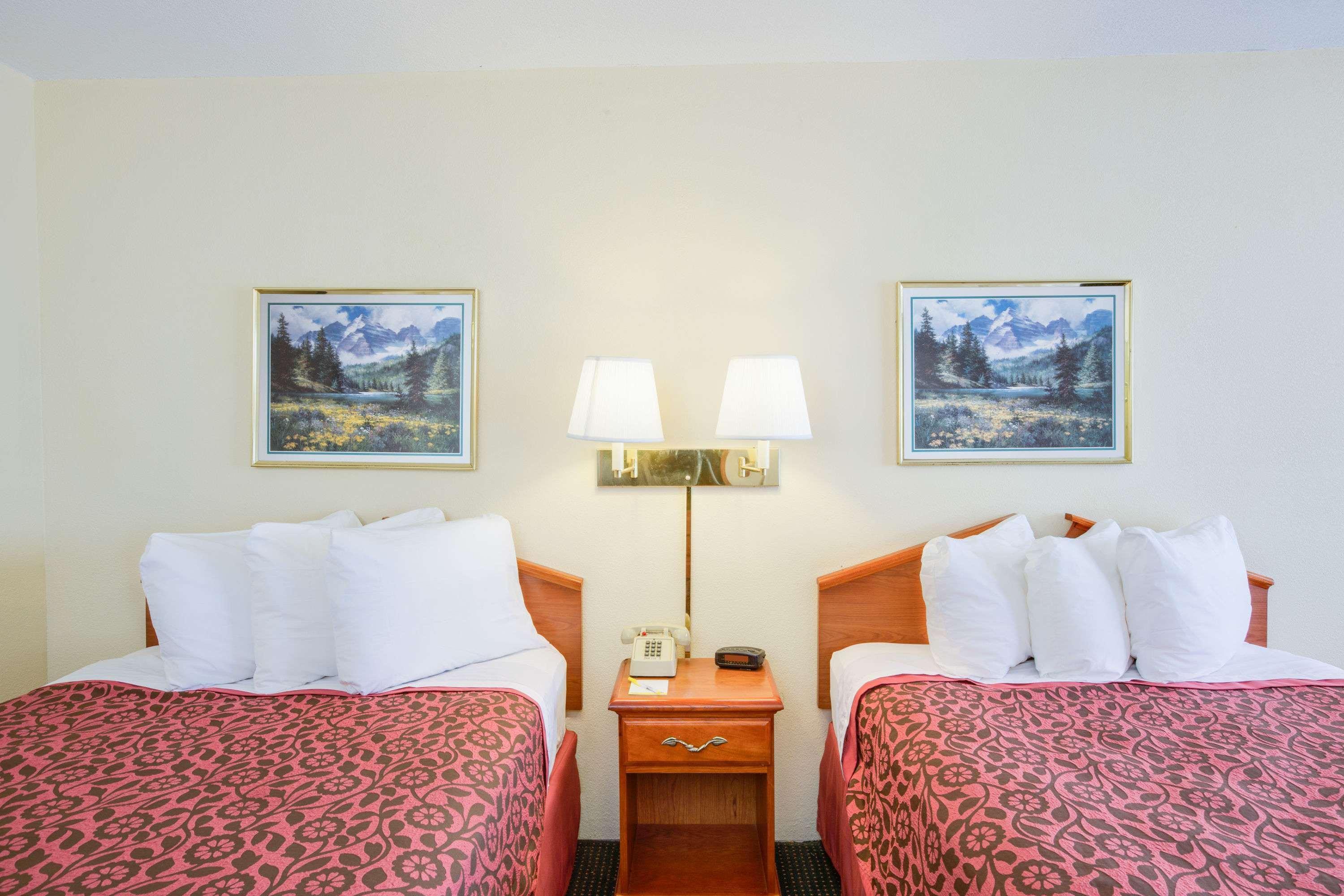 Days Inn By Wyndham Newport Extérieur photo