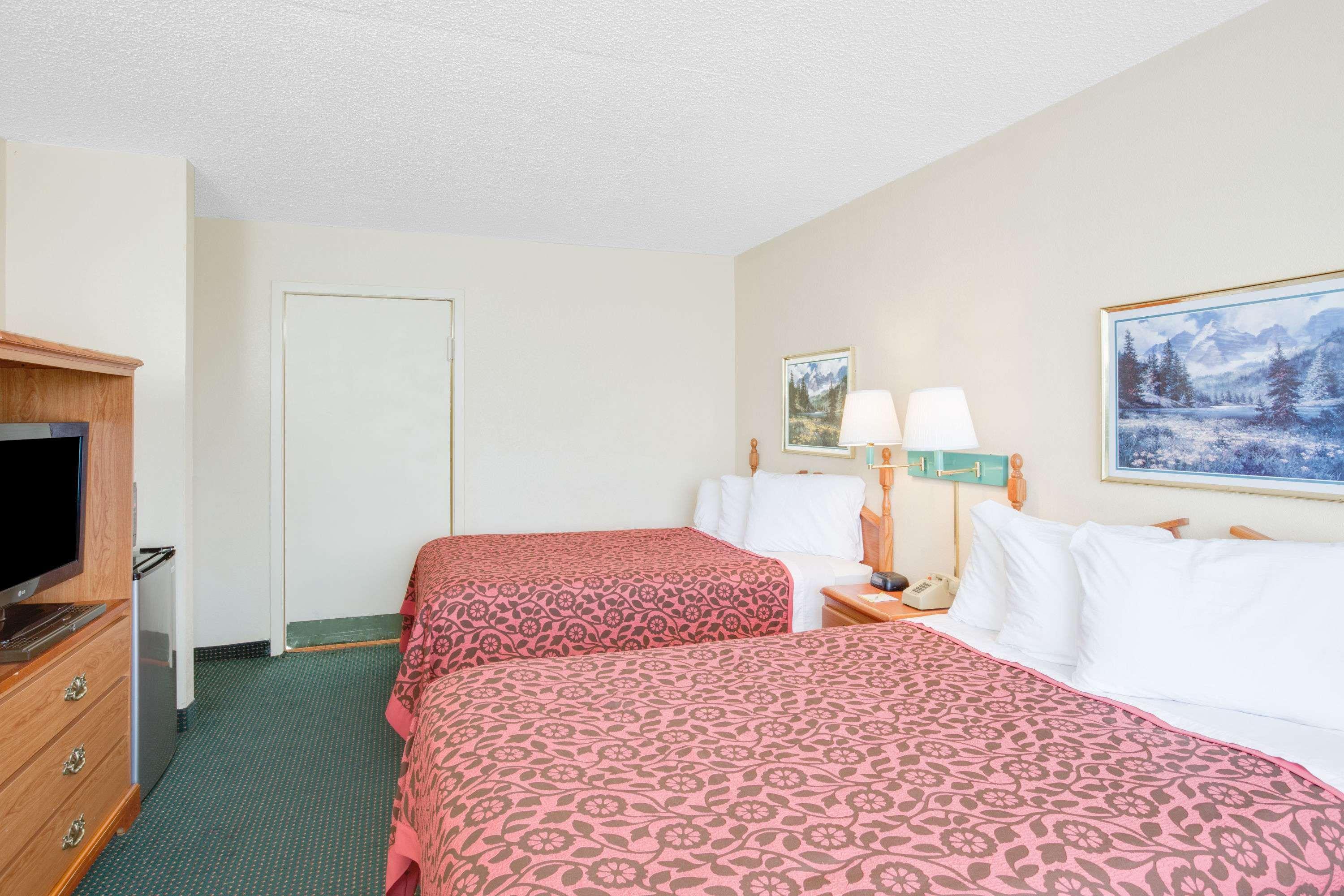 Days Inn By Wyndham Newport Extérieur photo