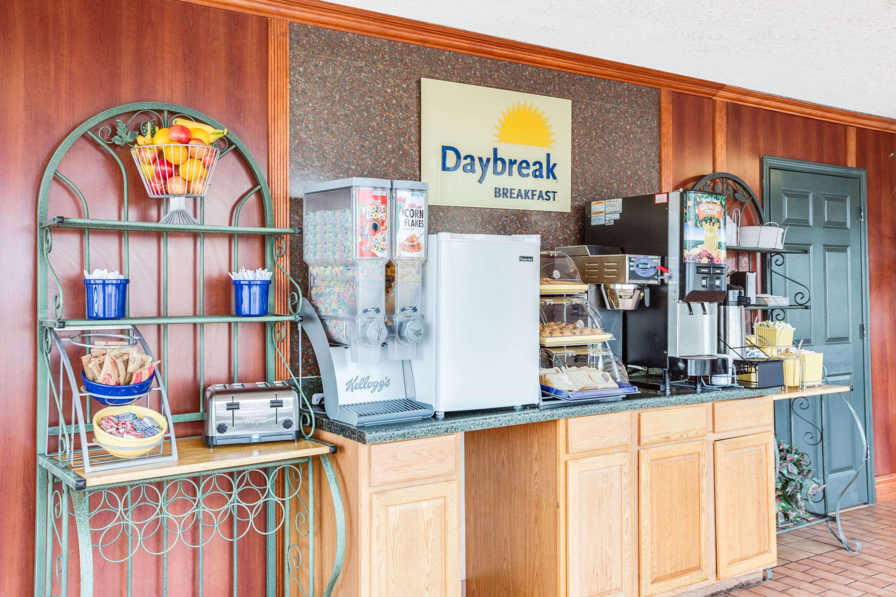 Days Inn By Wyndham Newport Extérieur photo