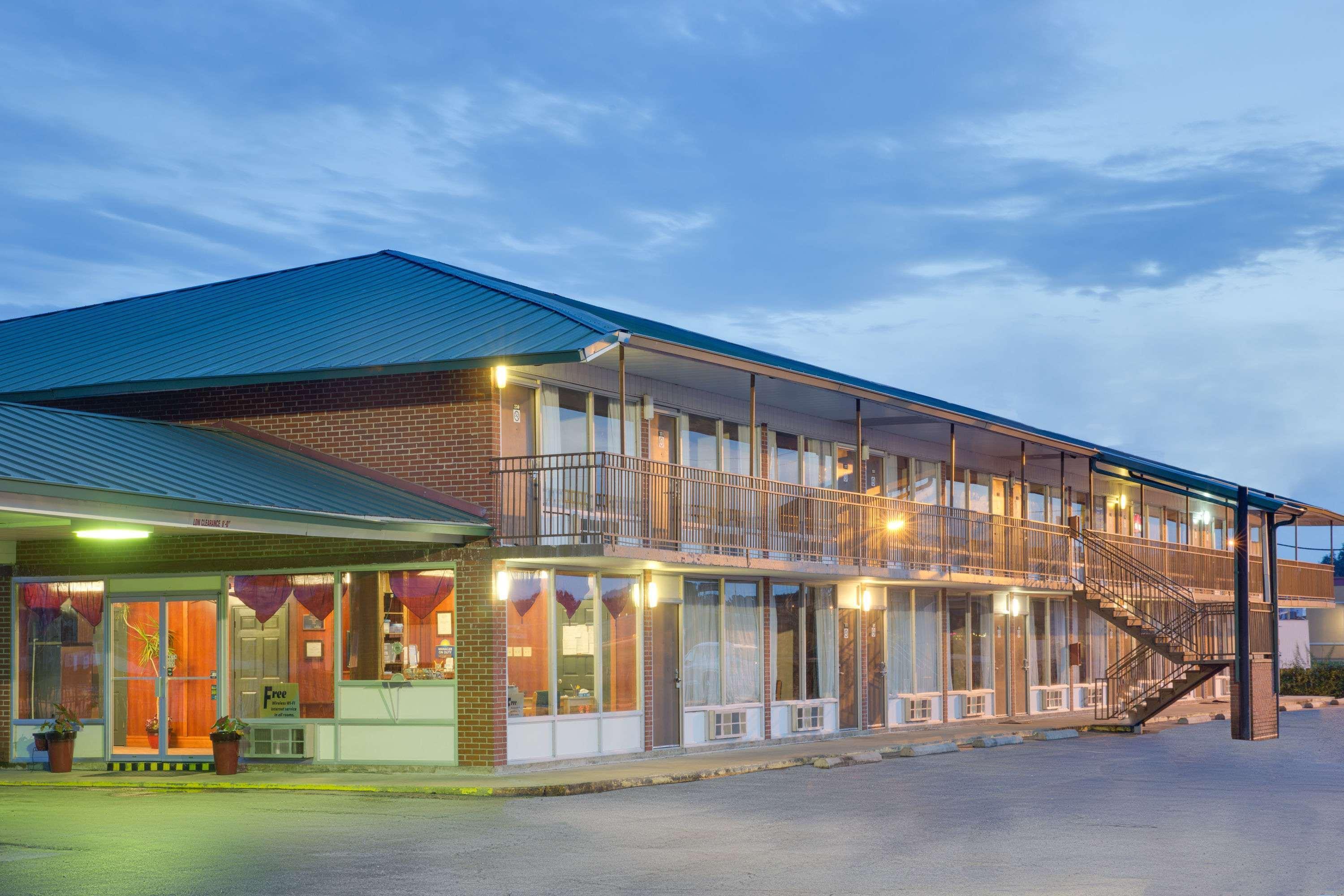 Days Inn By Wyndham Newport Extérieur photo