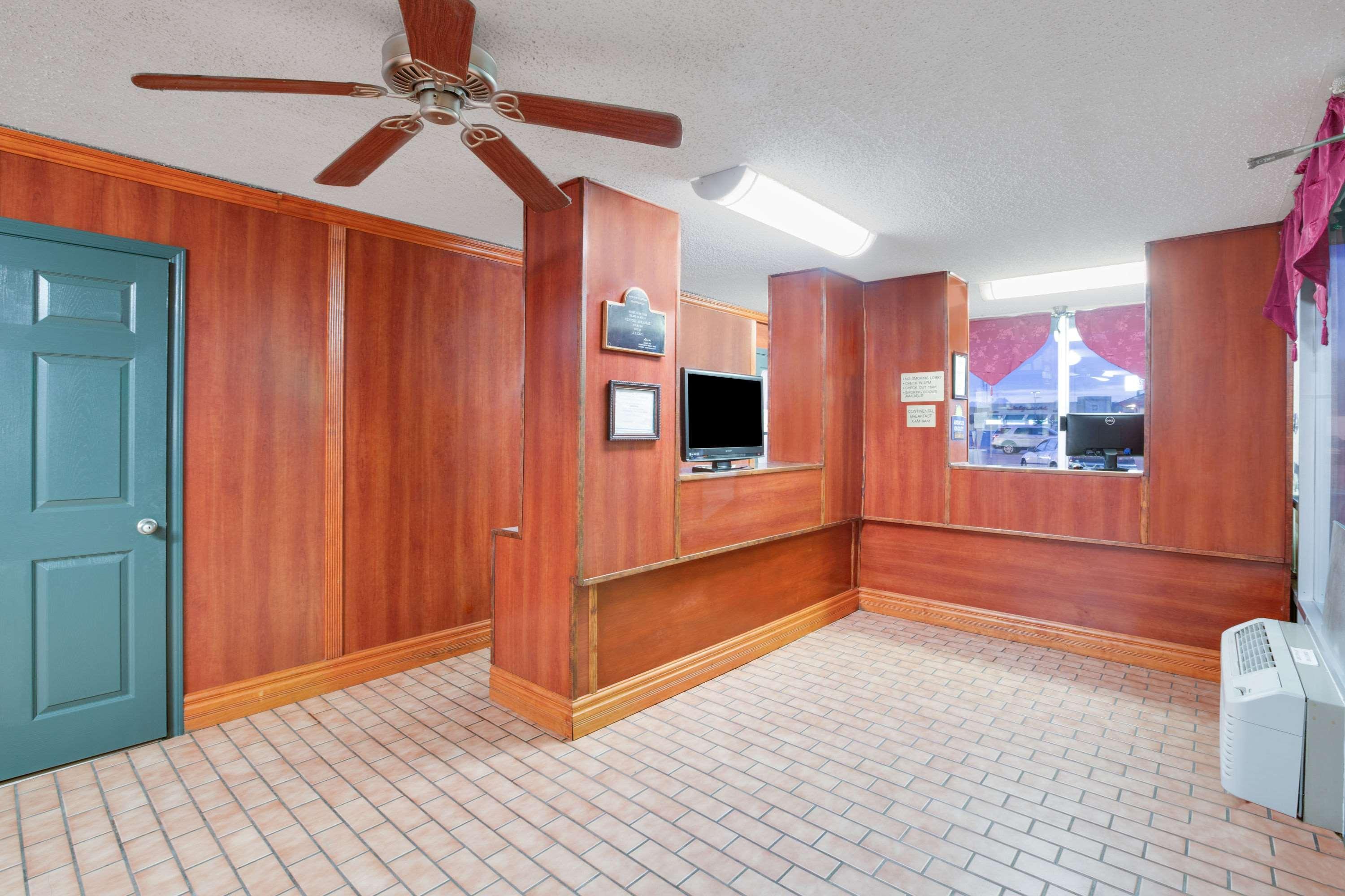 Days Inn By Wyndham Newport Extérieur photo
