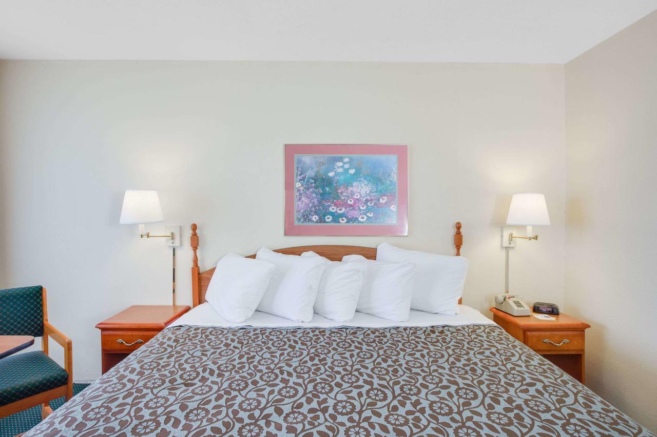 Days Inn By Wyndham Newport Extérieur photo