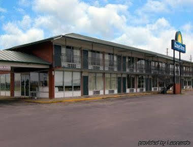 Days Inn By Wyndham Newport Extérieur photo